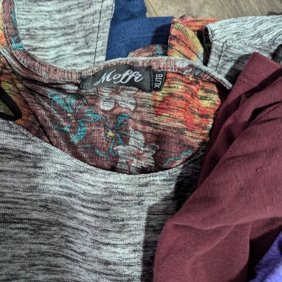 Lot of 9 tee shirts and tanks. Long and Short sleeves . XL and XXL. See pictures - Picture 2 of 8